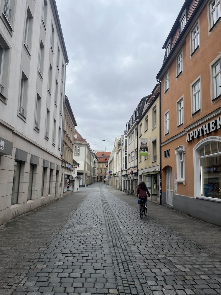Moderne Stadt Zimmer mit eigenem Bad