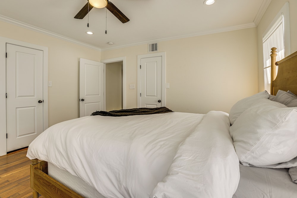 Condo 2 Mi to Houston Zoo & Museum District!