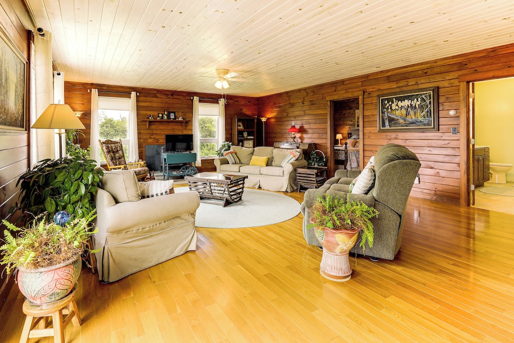 The Hideaway in Downeast Maine: Walk to Ocean