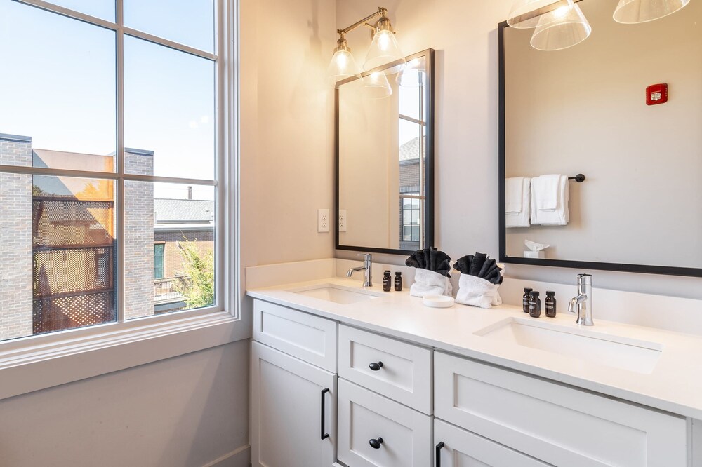 The Magnolia 1 by Avantstay Minutes to Downtown