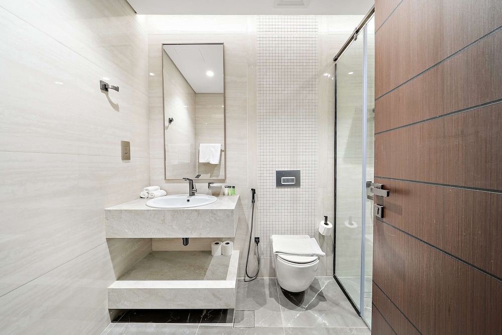 Modern 1BR With Stunning Views in Business Bay