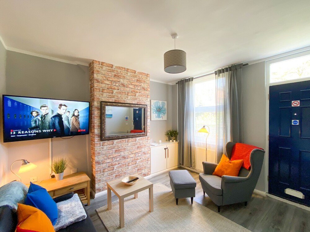 Newly Renovated Warm & Cosy 3bed House view 2