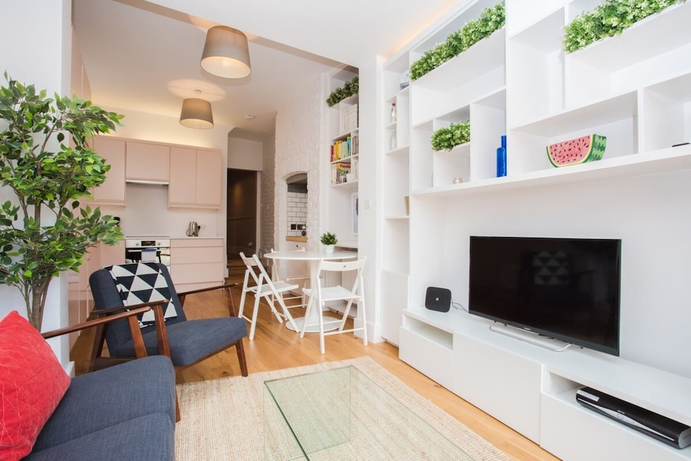 Stylish & Modern 3 Bed Flat in NW London With Garden
