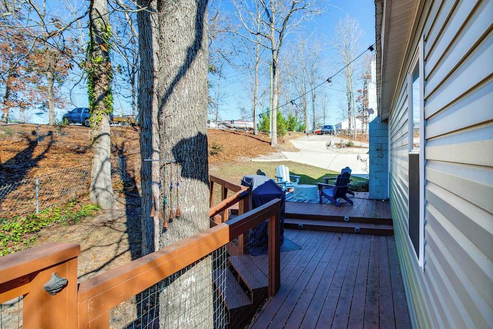 Lake Murray Retreat w/ Fishing Dock, Near Marinas!