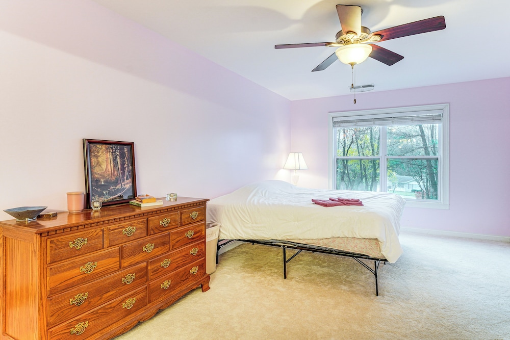 1 Mi to Dtwn Newburgh: Quiet Home w/ Yard!