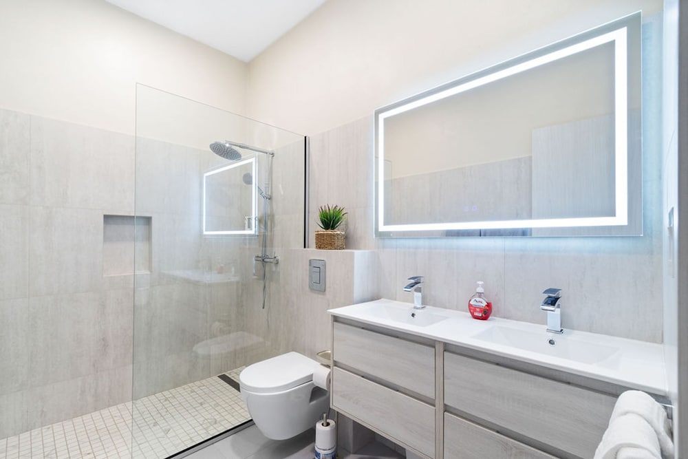 High-end Villa Walk to Beach Pool Ocean View