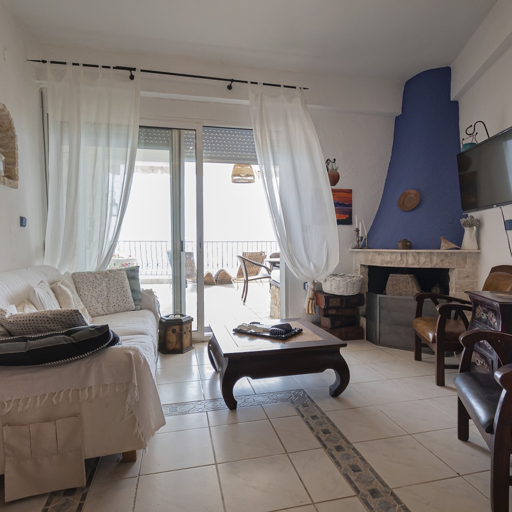 Poseidon Seafront Apartment by Rentalspro