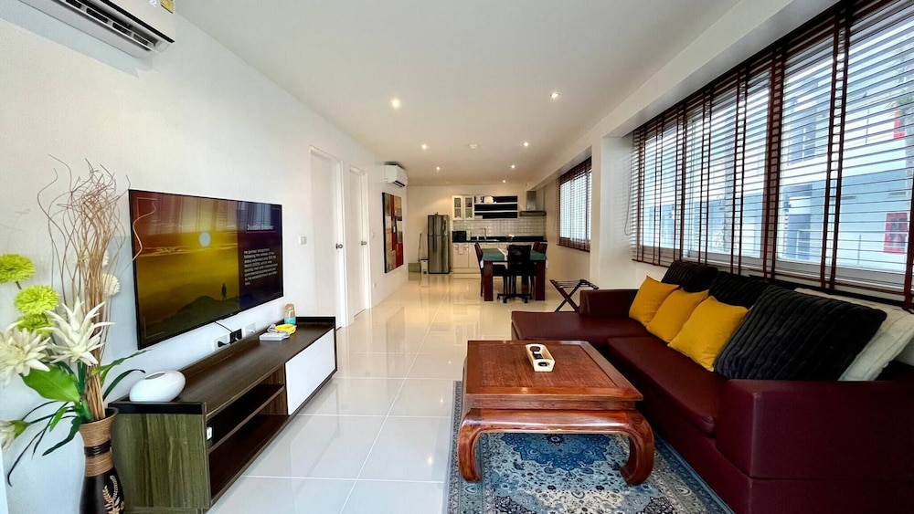 B6 - 1 Bdr Modern Condo With Balcony and Pool, Karon