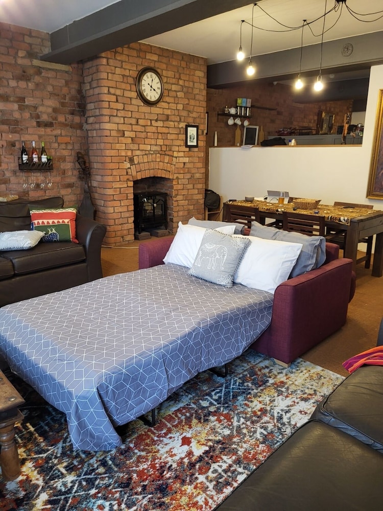 Captivating 2-bed Apartment in Liverpool view 3