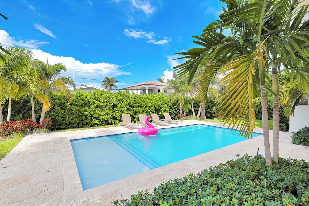 Luxurious Beach Retreat w/ Heated Pool&basketball