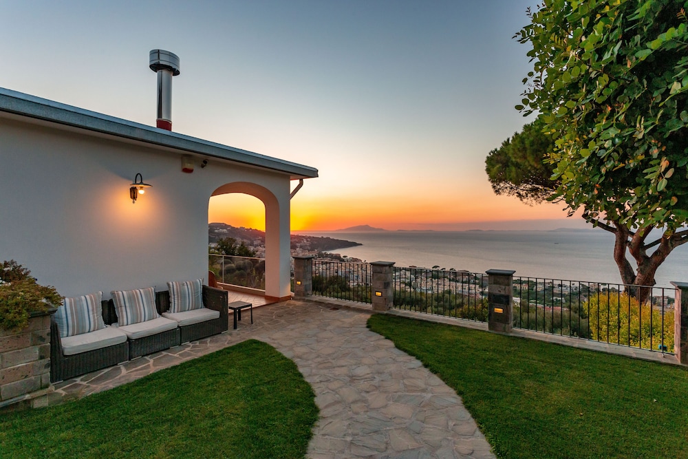 Luxury Villa with breathtaking Seaview, pool, BBQ