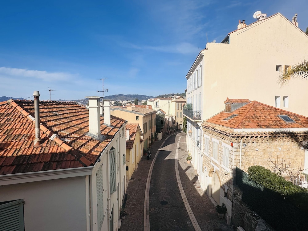 Charming 2 Bed Apartment With Balcony Located in Cannes Old Town Easy Walk to the Palais and Beaches - 120
