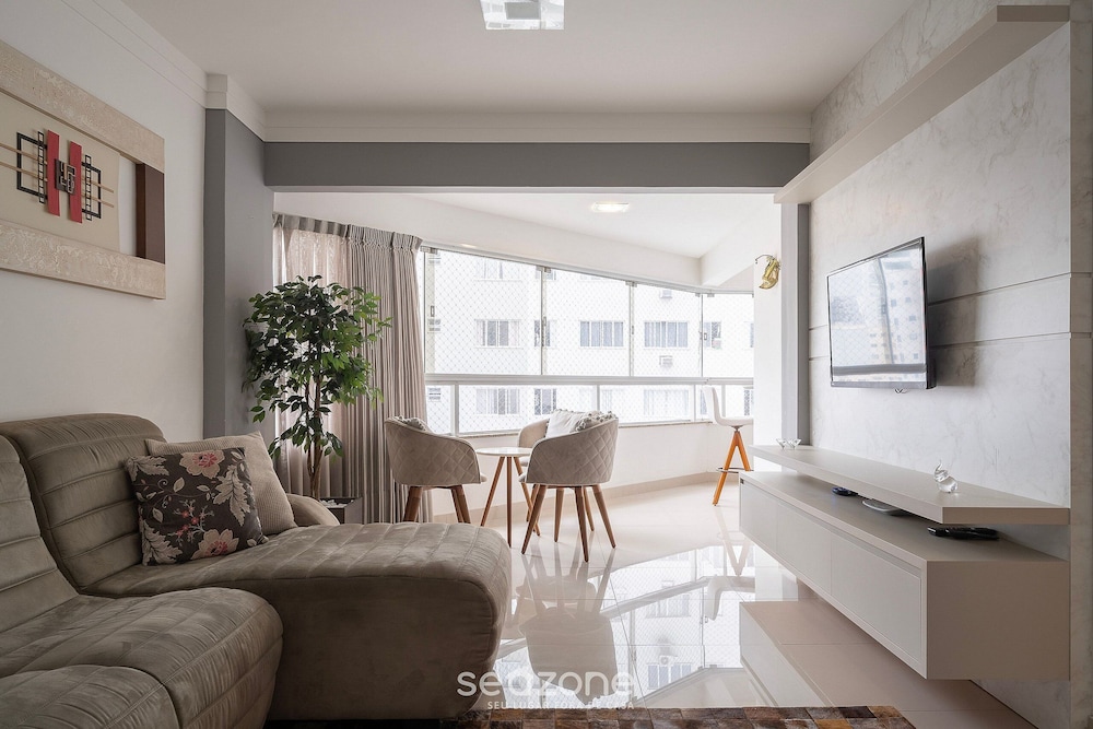 Apt 1 Block From Beach in BC Great Location Cep093