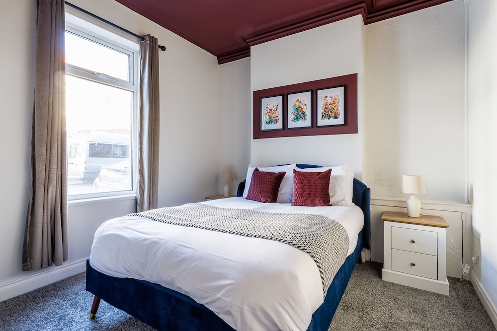 Darlington 4Bd Home: Modern Comfort & Free Parking