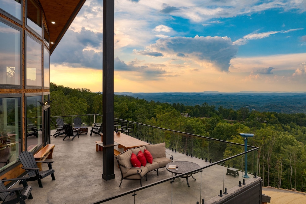 Bear Rug Inn Luxe Stays Pool Views Game Room