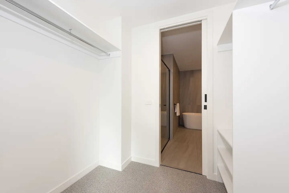Modern 3 Bedroom Getaway Next to Chadstone view 4
