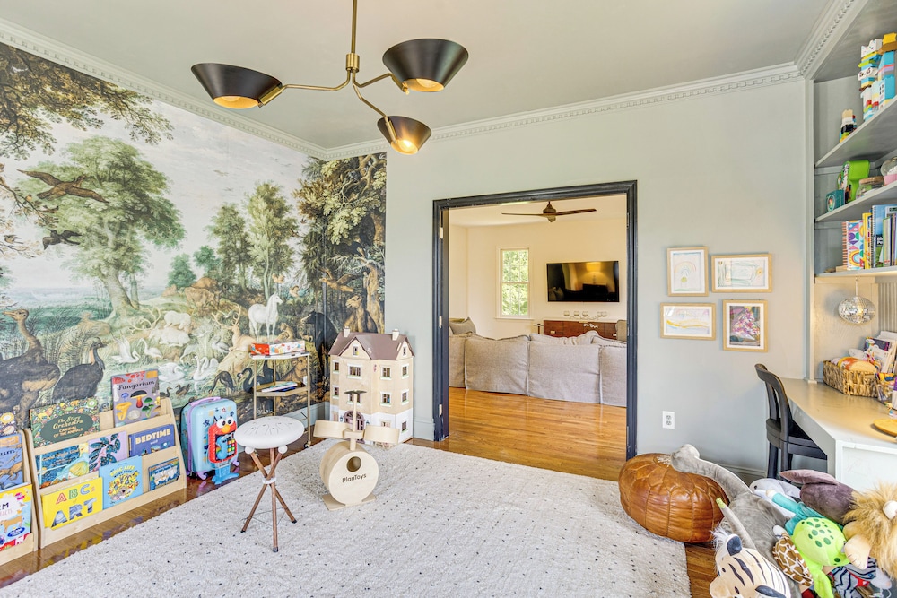 5 Mi to Dtwn York: Spacious Family Home