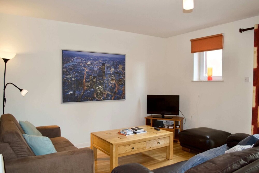 Modern 2 Bedroom City Centre Flat view 5