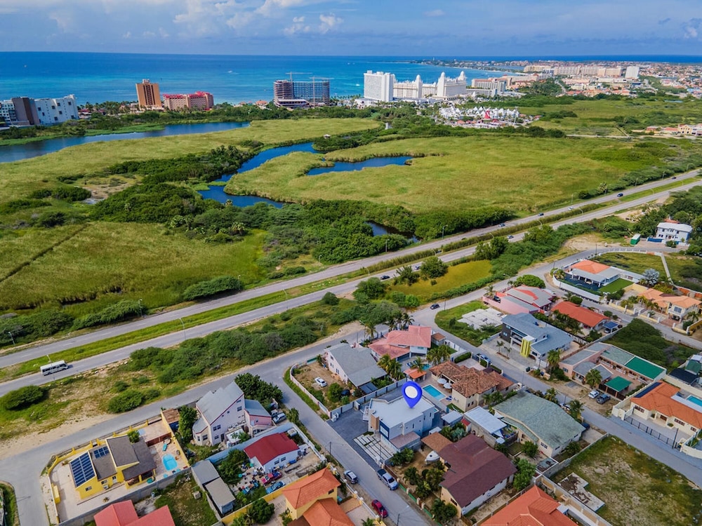 NEW 6 Bedroom Villa 2min Eagle Beach Palm Beach