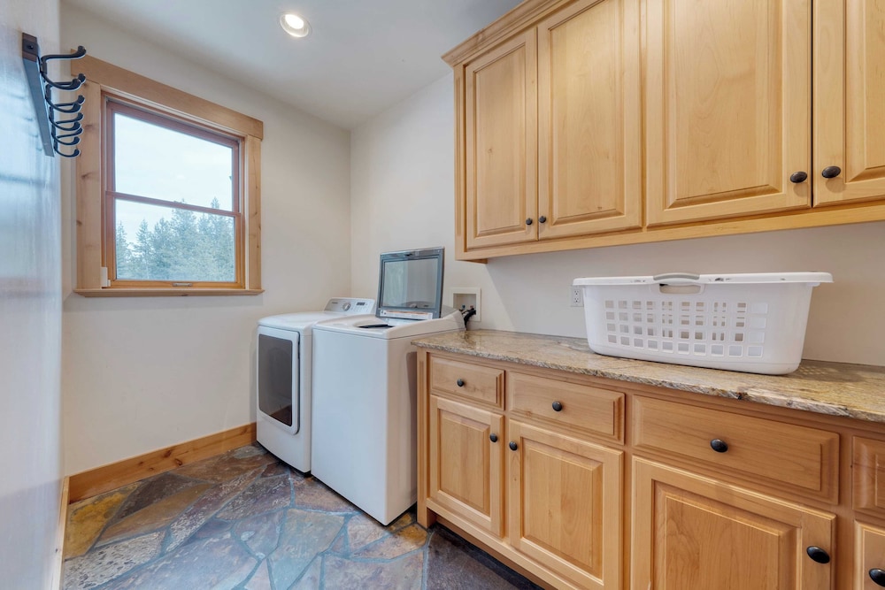 5 Mins to Ski Resort Ping Pong, Pool Table, Deck Donner Ridge by Avantstay