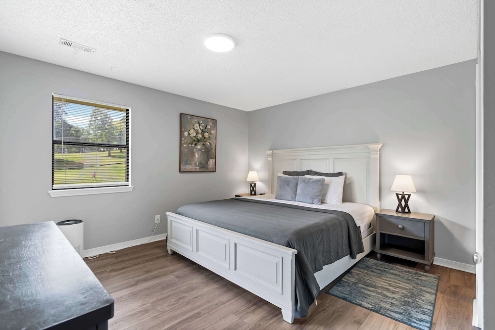 Quittin' Time Stay for 6 With Golf Course Views & Resort Amenities
