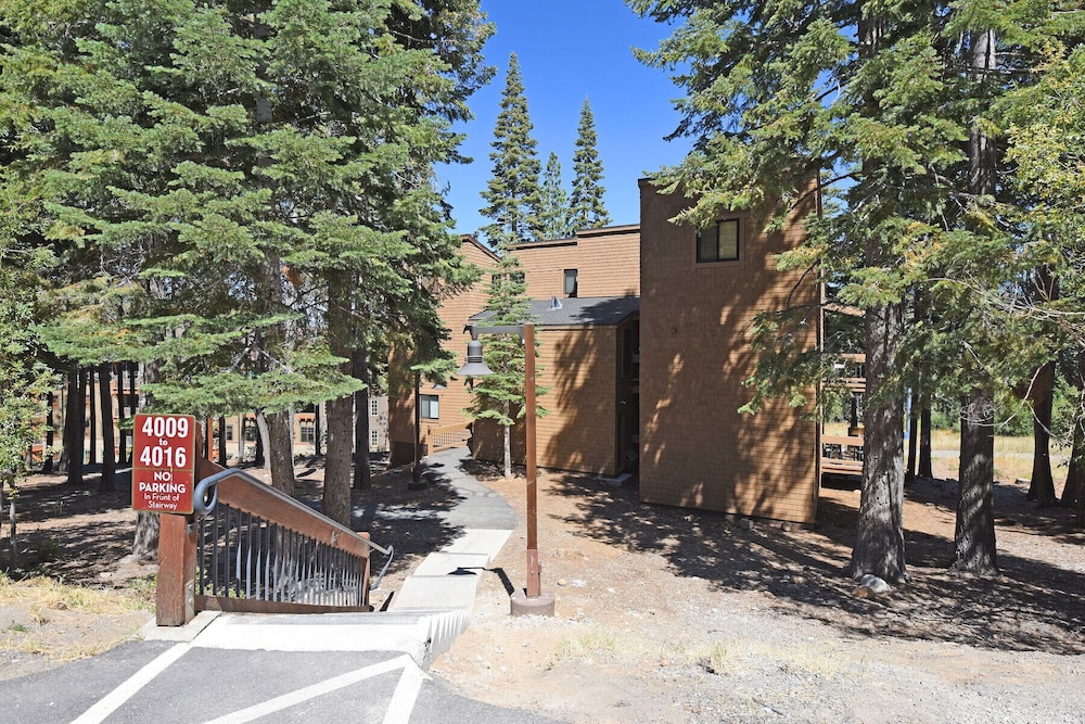 Lake Tahoe Vacations - Golden Ski Getaway - Property Image 3