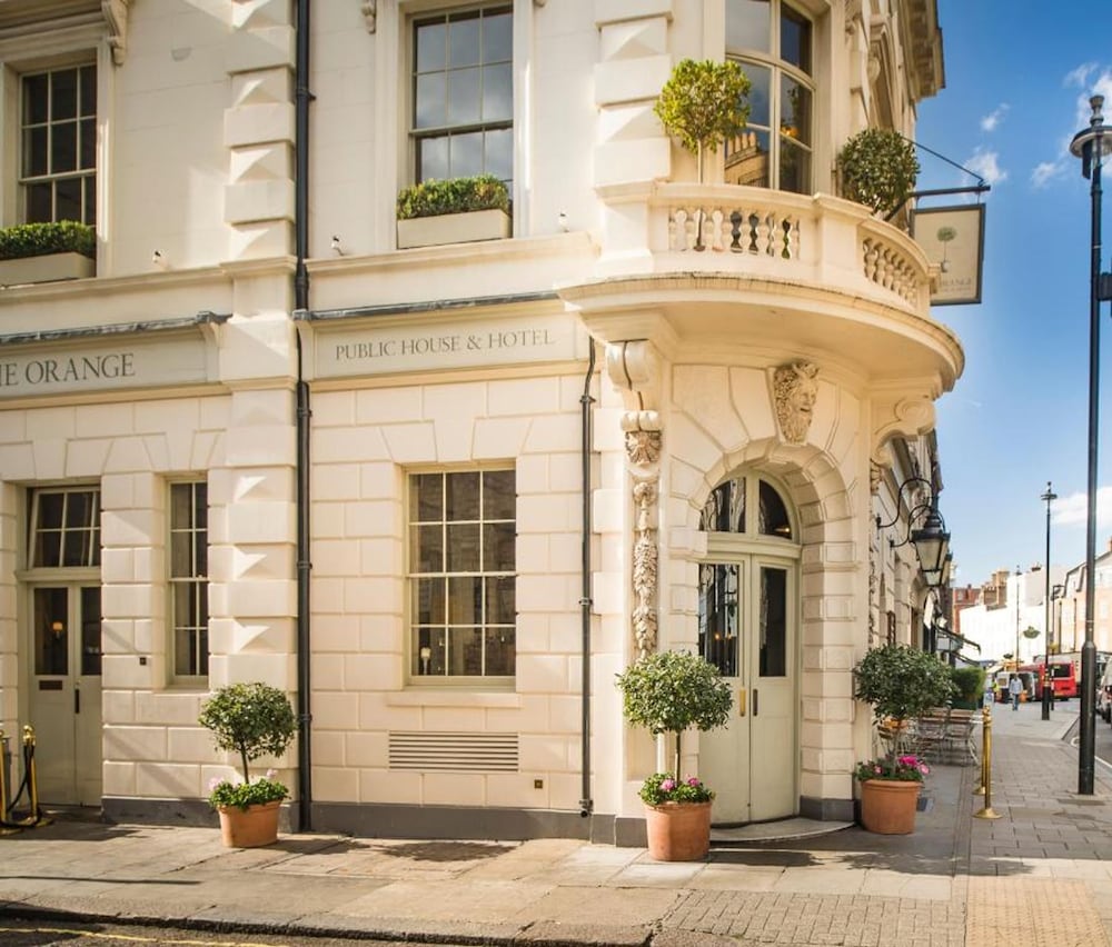 Belgravia - Charming Spacious 4 Bed Home for 9