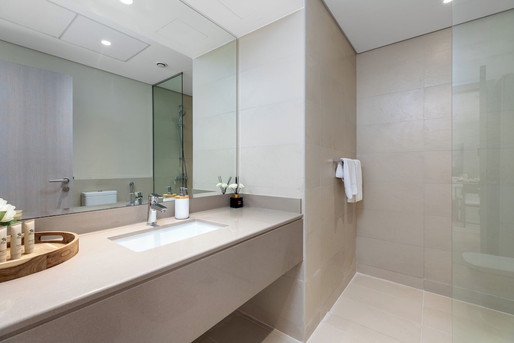Maison Privee - Sleek Yas Getaway w/ Ferrari World and Canal Views