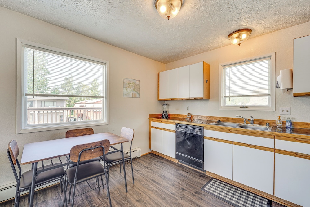 5 Mi to State Park: Mtn-view Apt in Anchorage