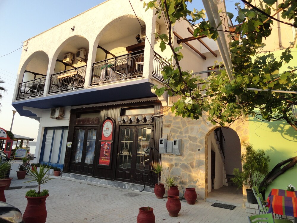 Captain's Beach Apartments