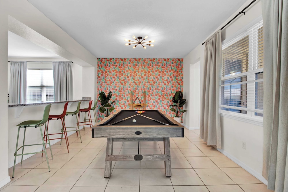 Sleeps 20! 9bdr, Star Wars-themed Game Room, Pool, Hot Tub Nassau by Avantstay