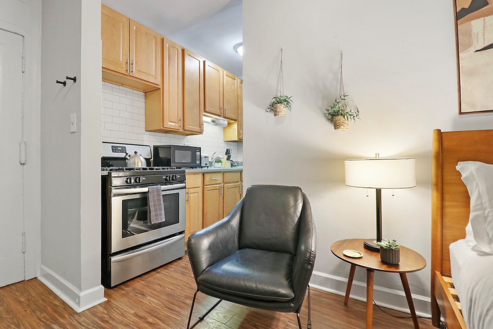 Trendy Studio Apt - Kenwood rep