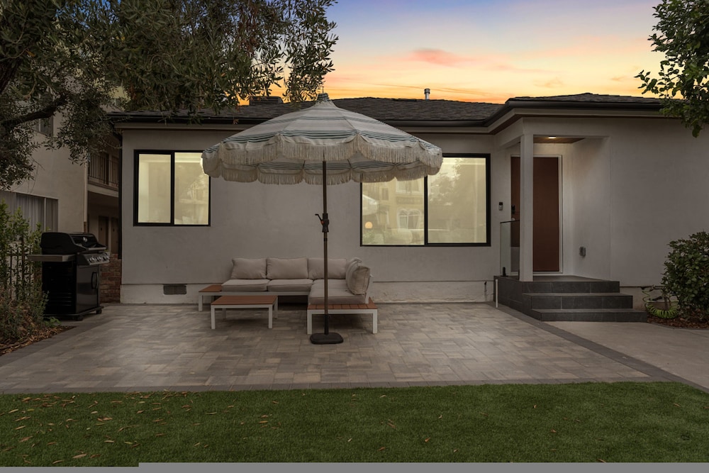 3BR House Fully Renovated 2025 Fenced Yard Patio Carport in Noho Arts District p85