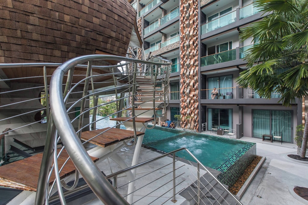 Emerald 307 - Studio With Balcony and Shared Pool