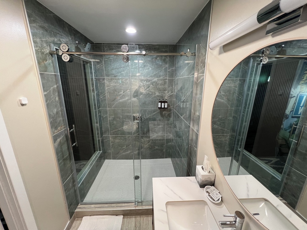 Lighthouse Inn & Suites