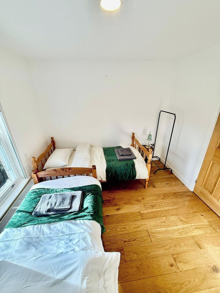 2 Bed House - Sleeps 4 - Parking - Wifi