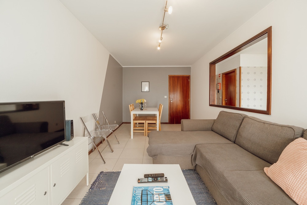 Espinho Modern 3 Bedroom Apartment by Vacationy
