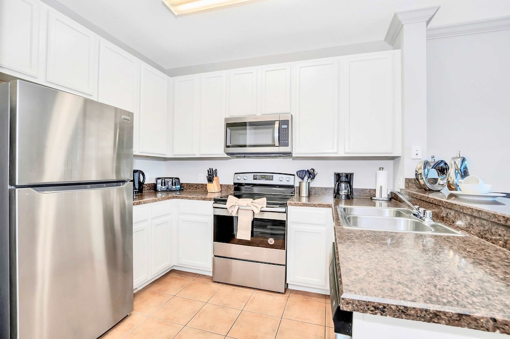 Modern 2BR Condo w Private Patio7 min to Disney