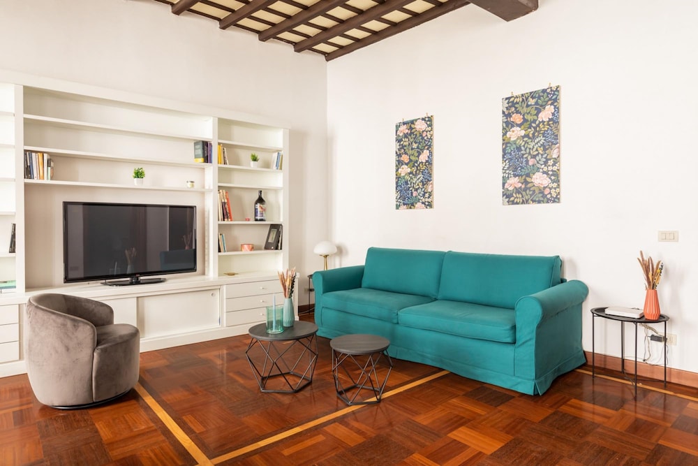 Campo de Fiori Large and Beautiful Apartment