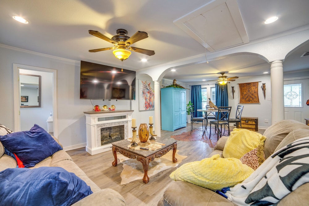 7 Mi to Lake Fork: Cottage w/ Deck in Quitman