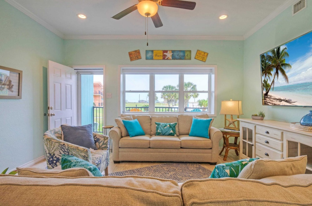 Sleeps 22 3 Condos in Beachfront Complex w/ Pool, Pickleball Island Retreat