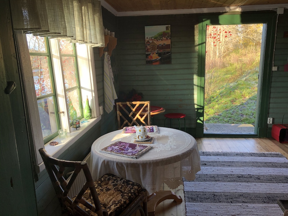 Tranquil Lakeside Cottage Retreat view 4