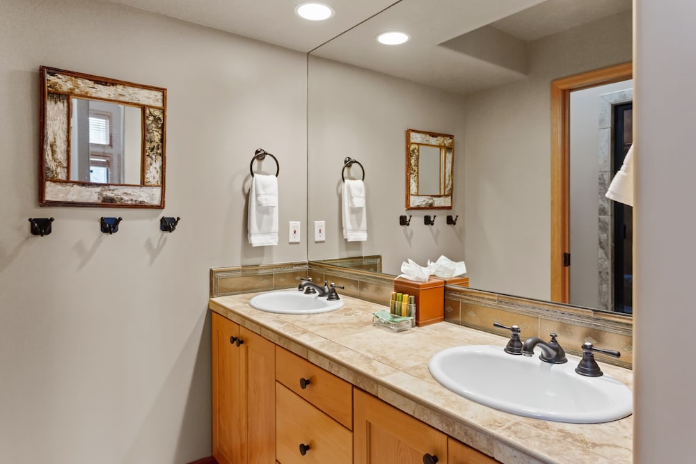 Deer Lake Village at Deer Valley Resort - Three Bedroom Condo with Loft and Hot Tub #2473 3 Condo