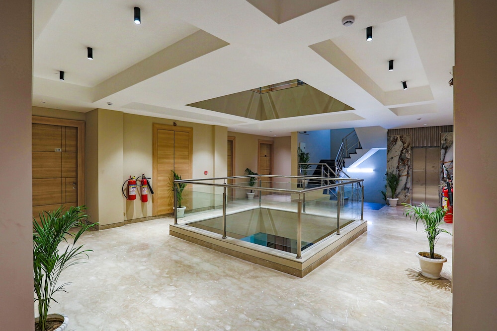 Lobby & Reception