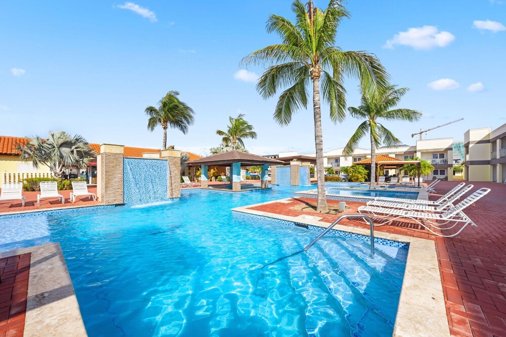 Cozy Bliss Condo w Pool Steps From Eagle Beach