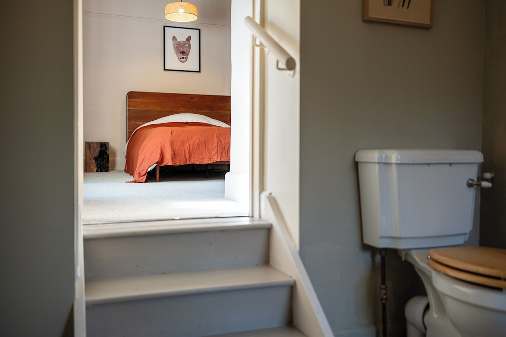 Stunning 8-Bedroom Home in Painswick