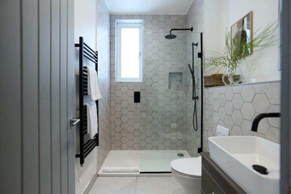 The Putney Hideaway - Modern and Elegant 3bdr Flat With Patio