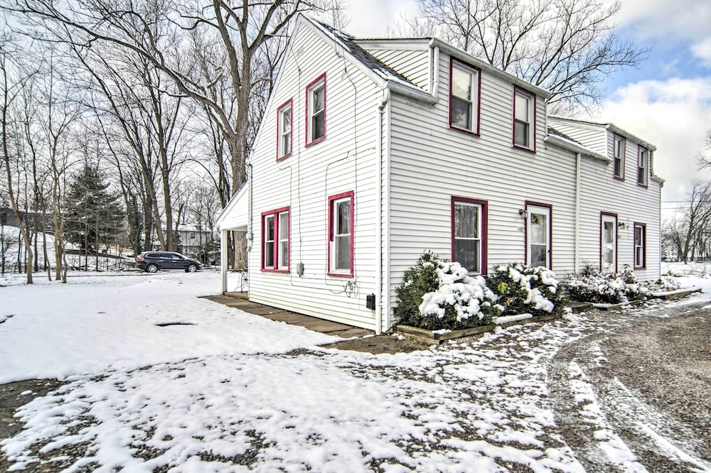 Eastlake Home w/ Patio < 1 Mi to Lake Erie! view 4