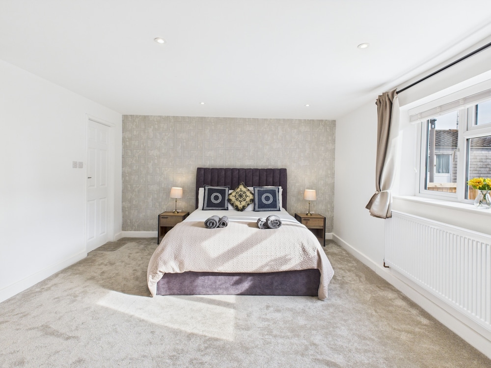 Room-modern Guest Room in West Midlands