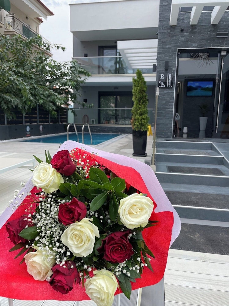 LUXSUITES